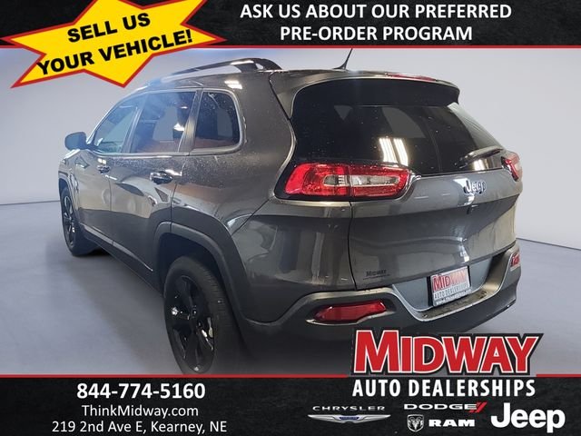 Used 2018 Gray Jeep Latitude image 3