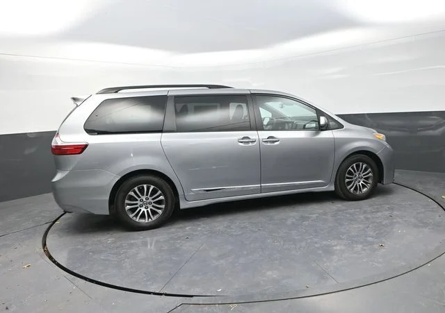 Used 2018 Silver Toyota XLE image 11