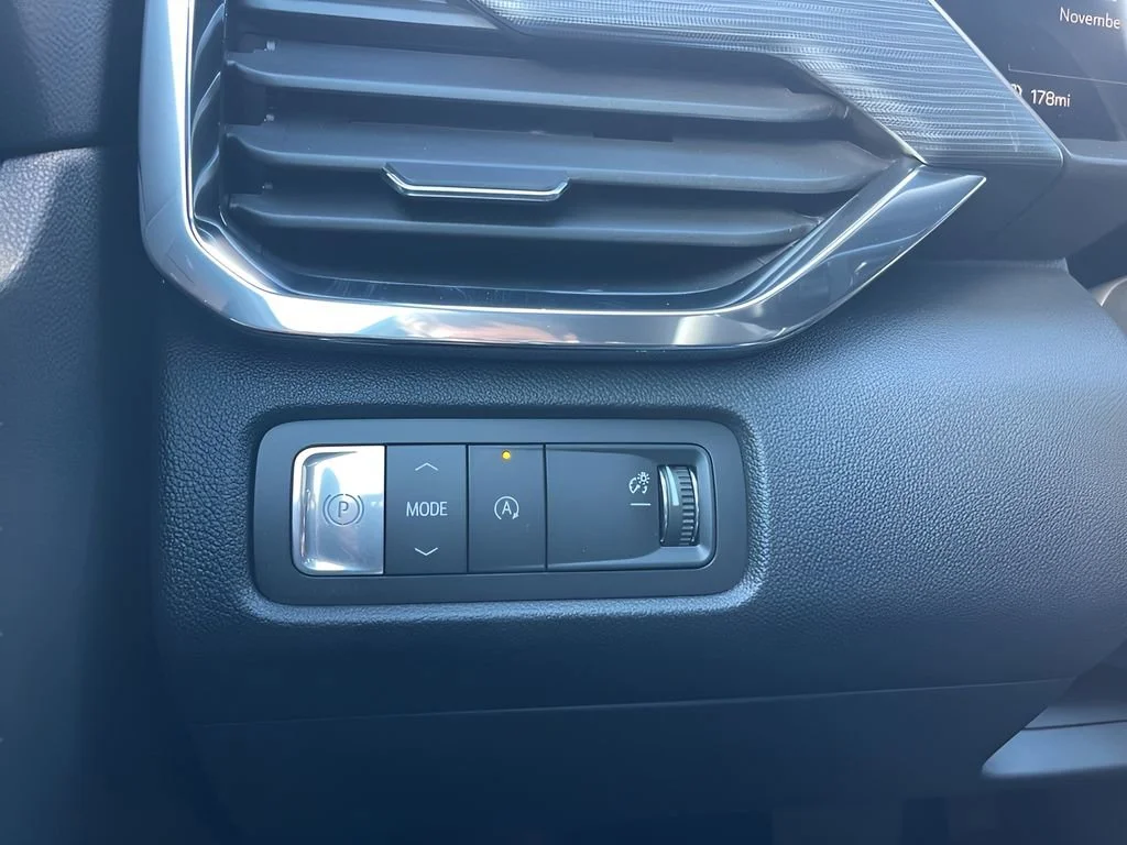 New 2026 Sterling Metallic GMC Elevation image 28