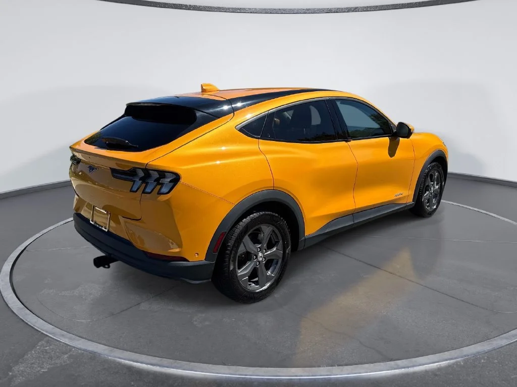 Used 2022 Orange Ford Select image 7