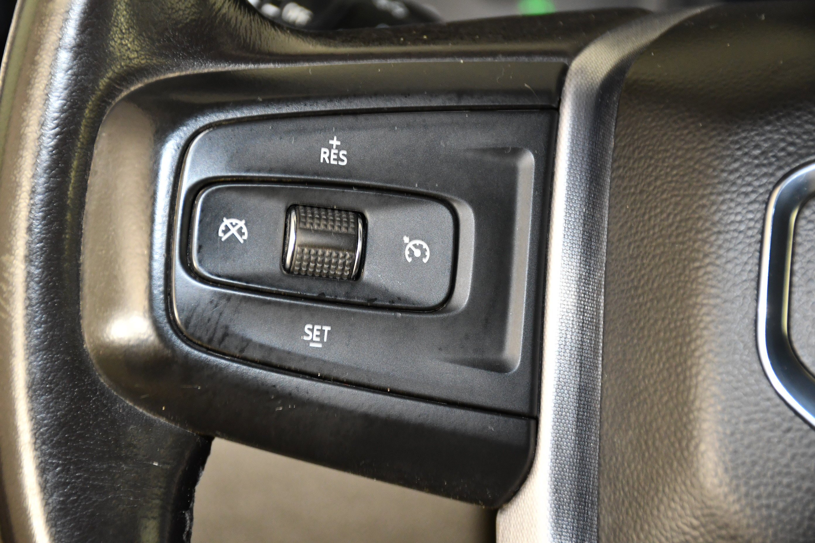 Used 2022 White GMC SLE image 22
