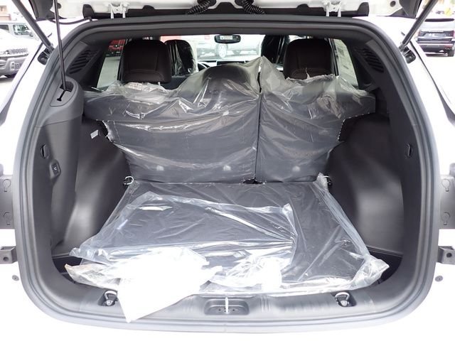 New 2026 Bright White Clearcoat Jeep Latitude image 6