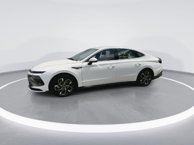 Used 2025 White Hyundai SEL image 4
