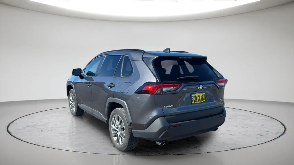 Used 2023  Toyota XLE Premium image 10