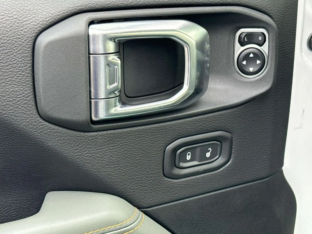 New 2026 White Jeep Mojave image 21