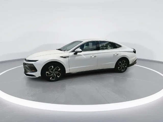 Used 2025 White Hyundai SEL image 4