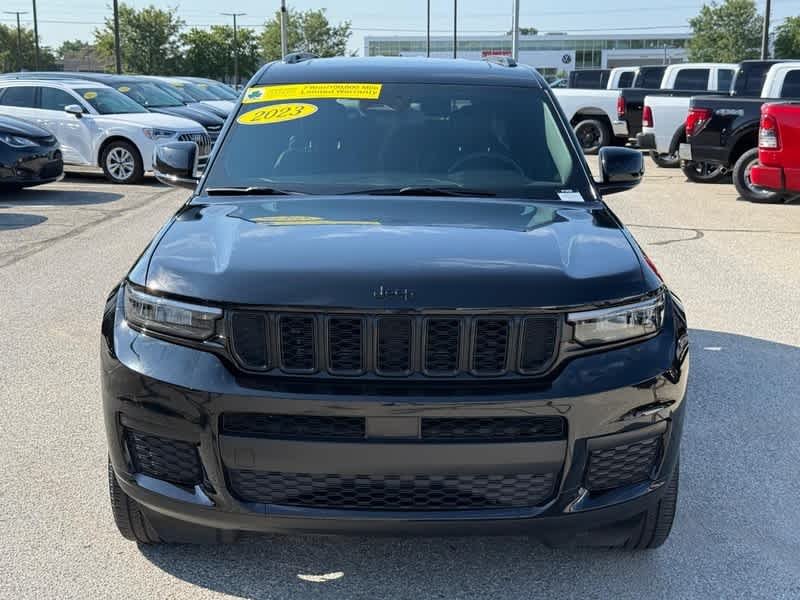 Used 2023 Diamond Black Crystal Pearlcoat Jeep Altitude image 10