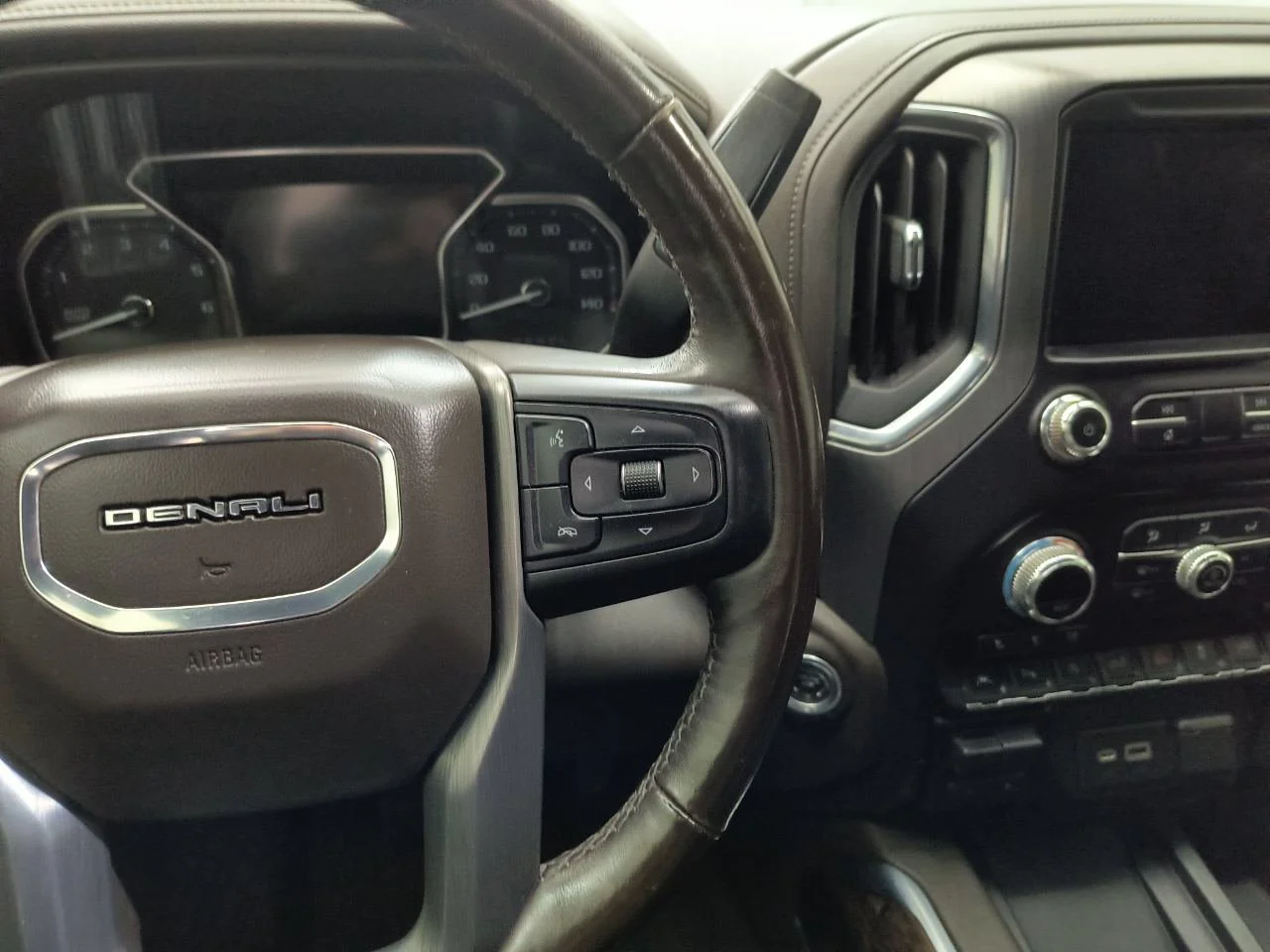 Used 2021 White Frost Tricoat GMC Denali image 19