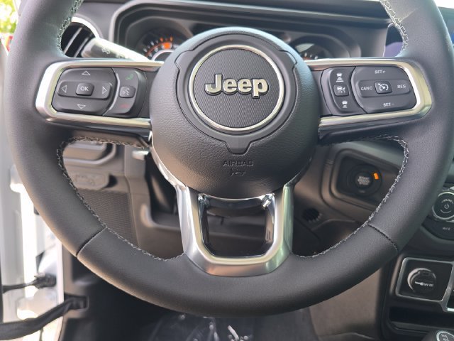 New 2026 Bright White Clear-Coat Exterior Paint Jeep Sahara image 36