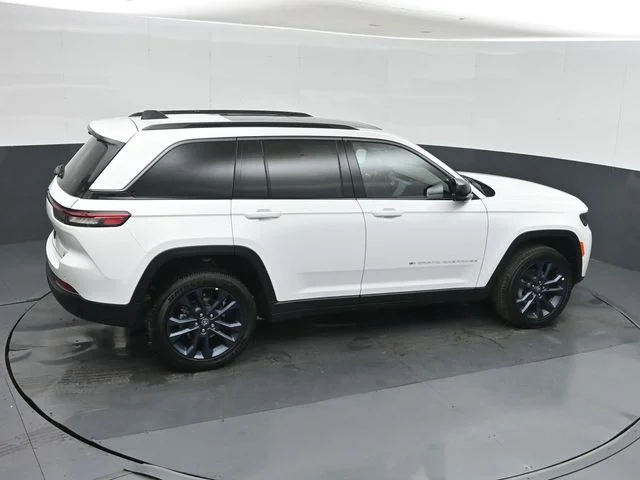 New 2026 Bright White Clear-Coat Exterior Paint Jeep  image 31