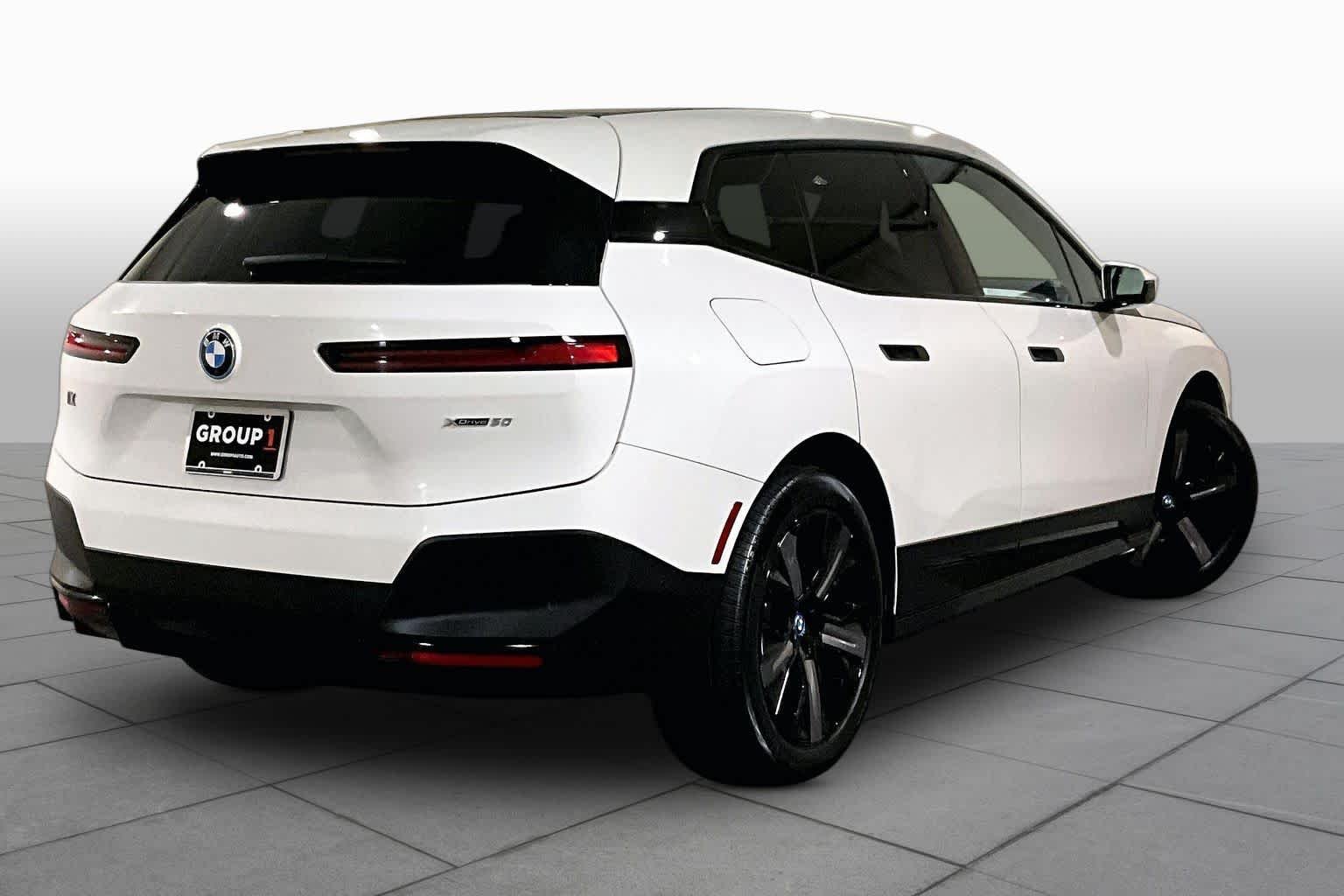 Used 2024 Alpine White BMW xDrive50 image 12