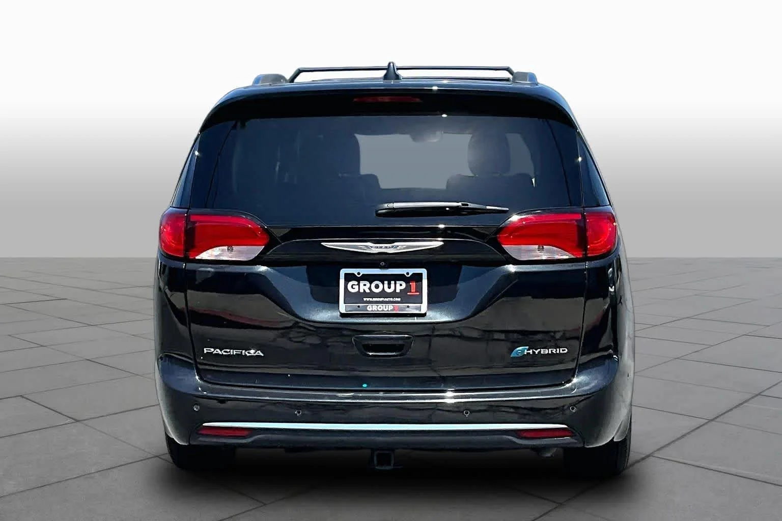 Used 2018 Brilliant Black Crystal Pearlcoat Chrysler Hybrid Limited image 4
