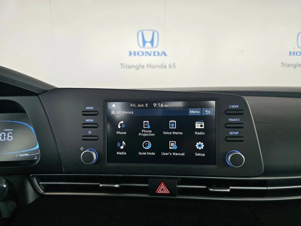 Used 2025  Hyundai SE image 18