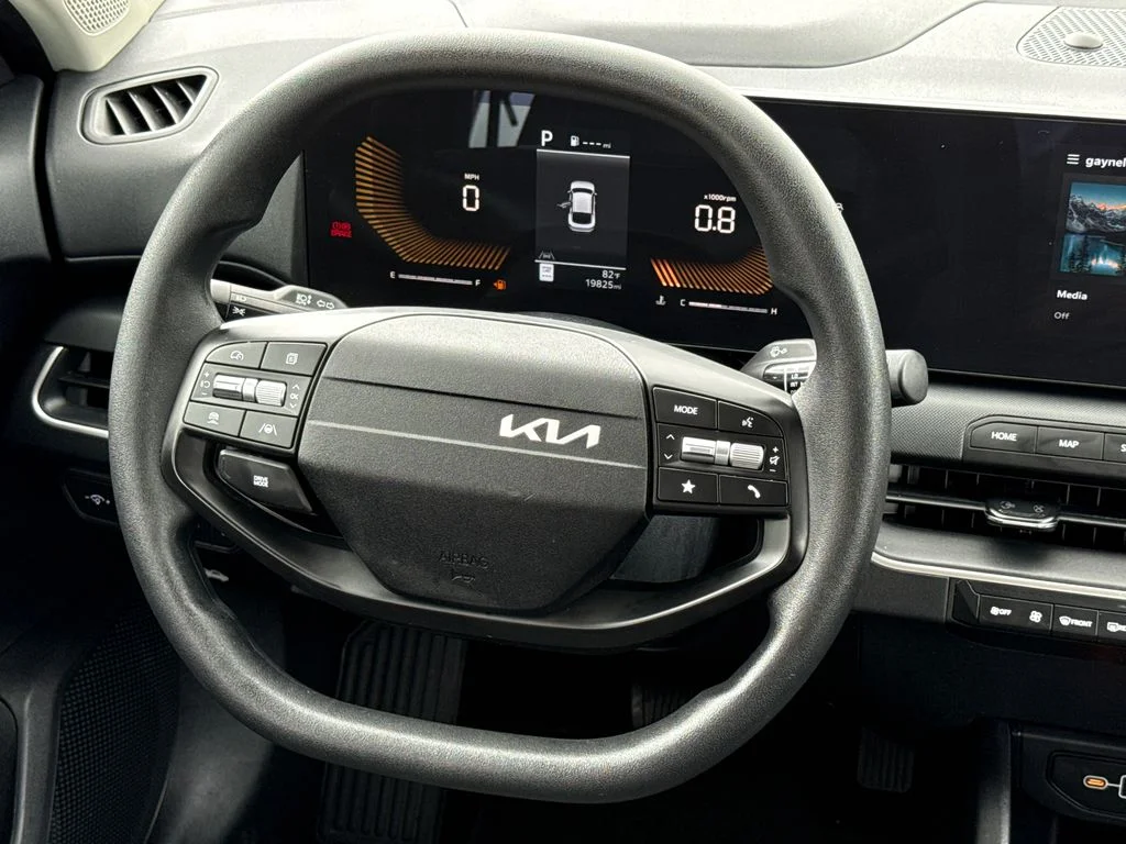 Used 2025 White Kia LXS image 13