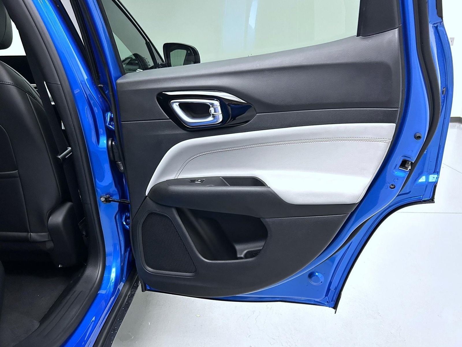 New 2026 Hydro Blue Pearl-Coat Exterior Paint Jeep Limited image 17