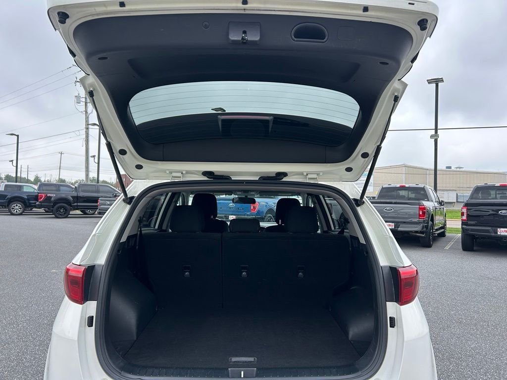 Used 2018 White Kia LX image 28