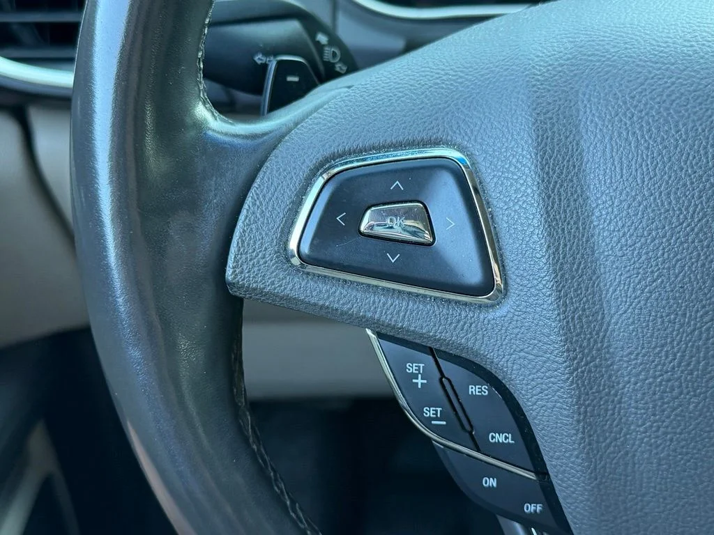 Used 2016 Black Lincoln Select image 33