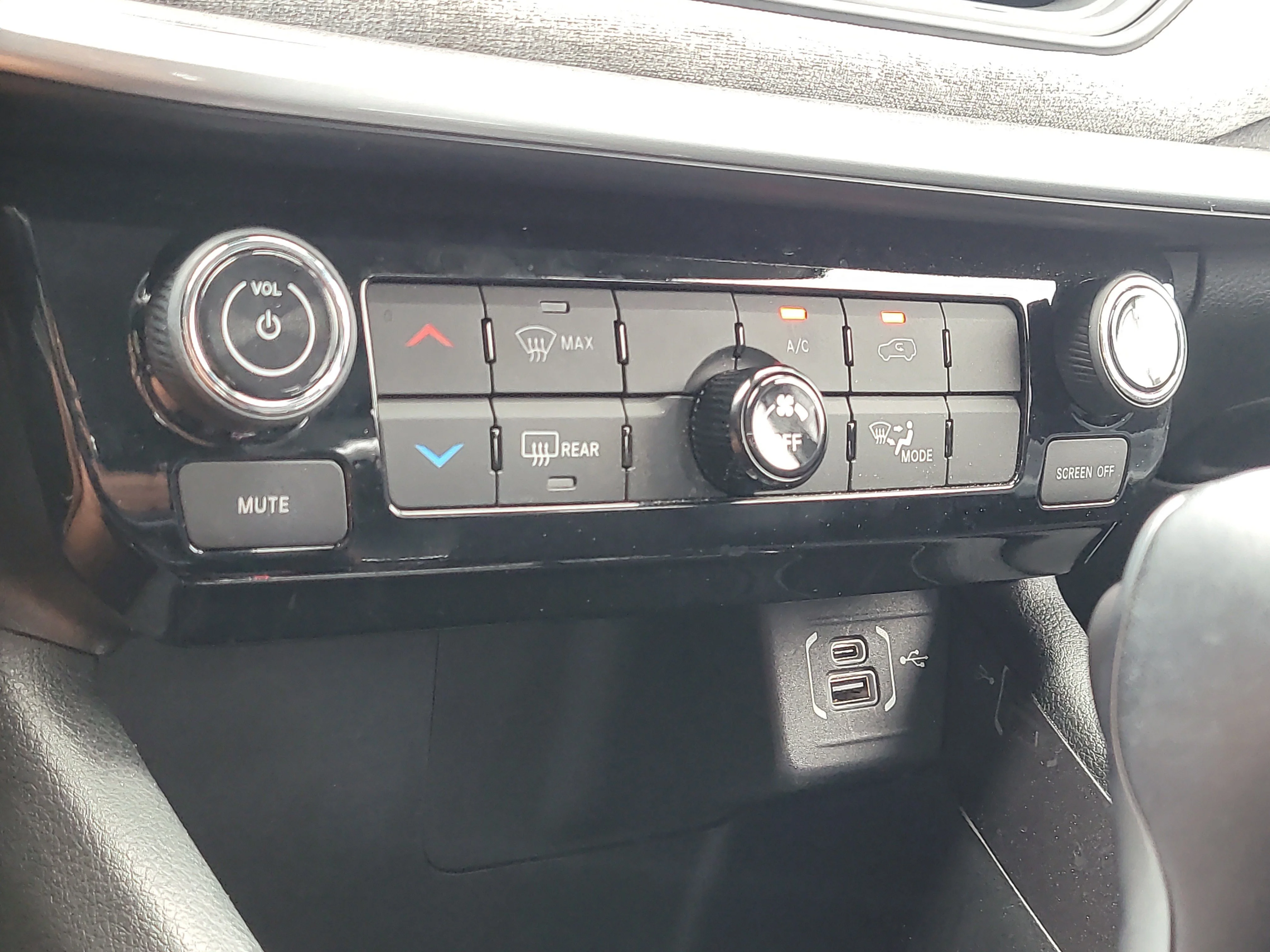 Used 2022 Diamond Black Crystal Pearlcoat Jeep Latitude image 25