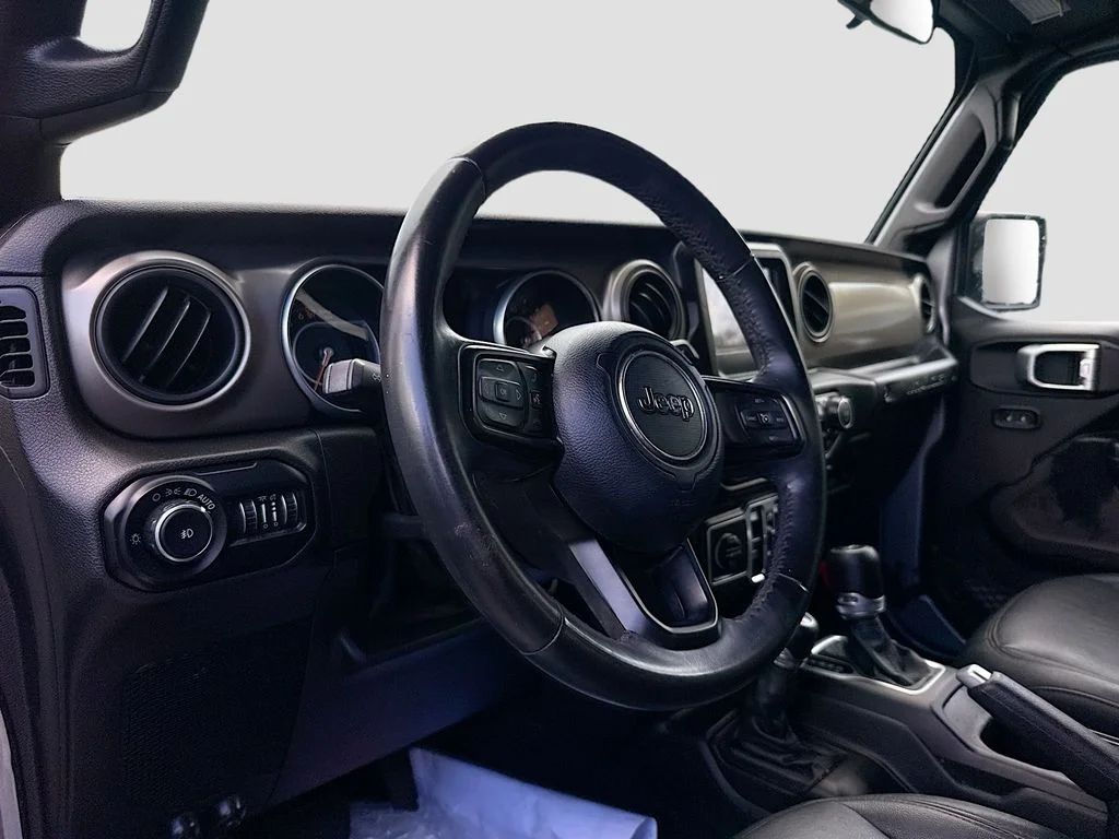 Used 2018 Silver Jeep Unlimited Sport S image 10