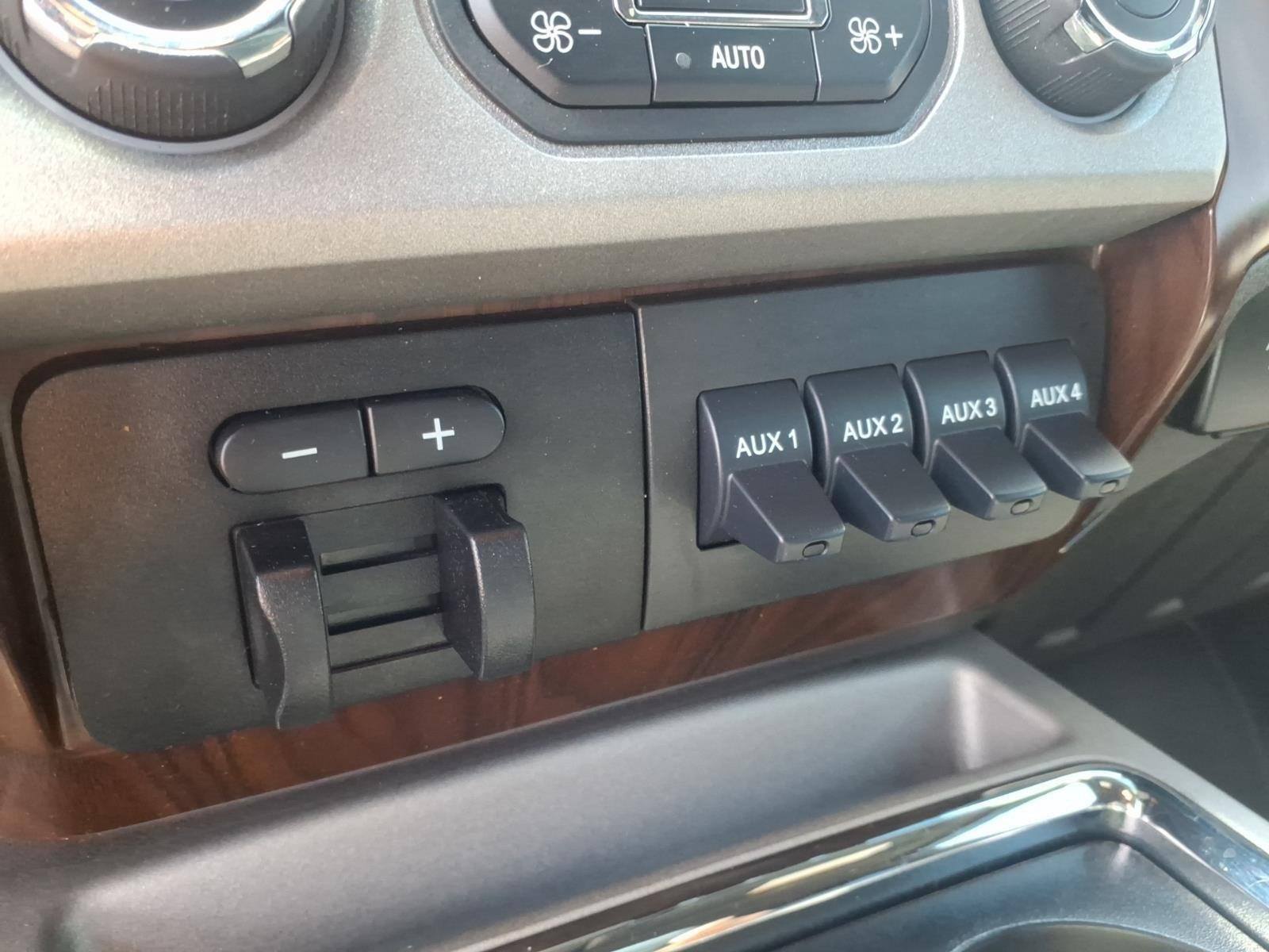Used 2015  Ford Lariat image 8