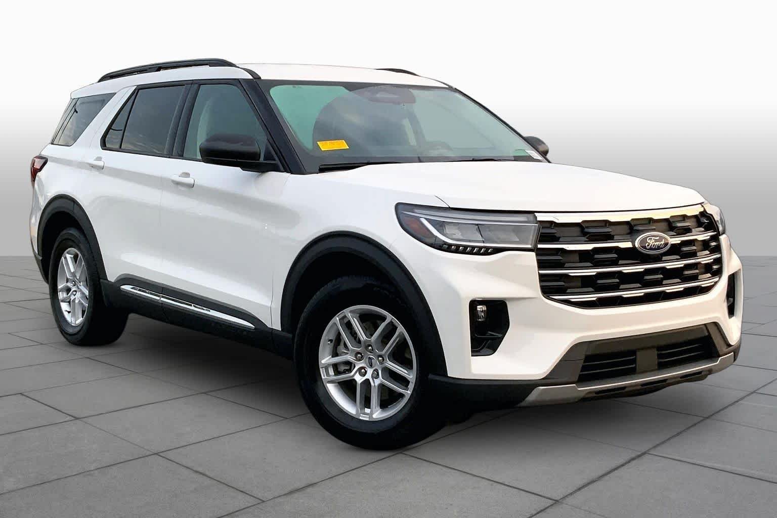 Used 2025 Star White Metallic Tri-Coat Ford Active image 3