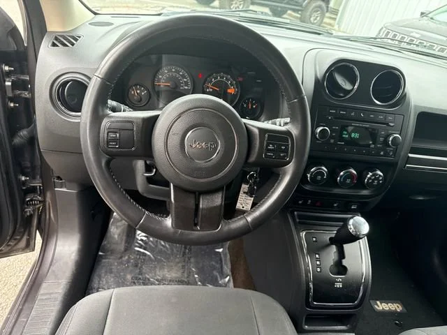 Used 2014 Granite Crystal Metallic Clearcoat Jeep Latitude image 17