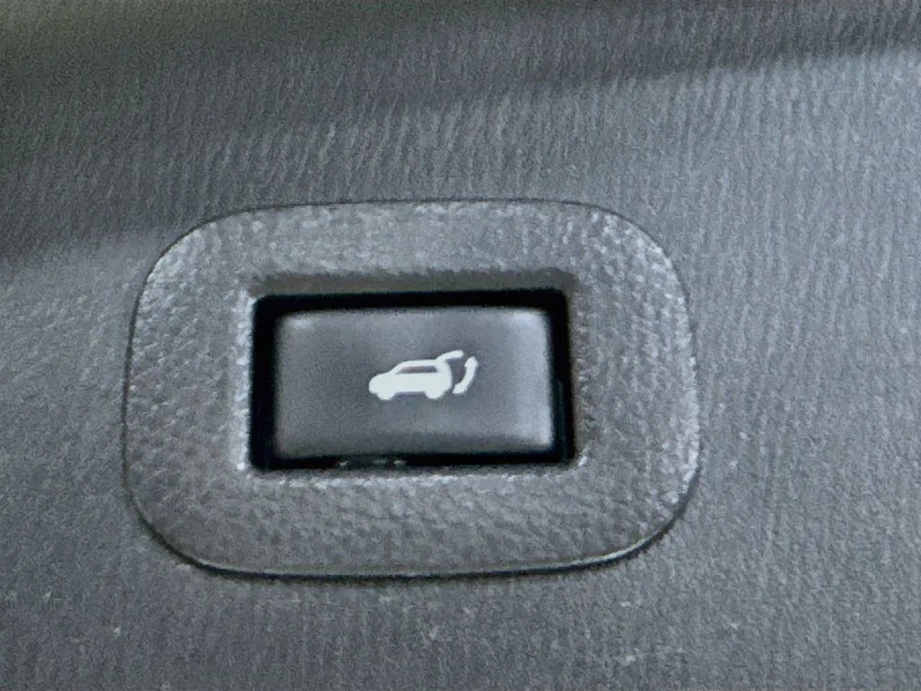 Used 2018 White INFINITI  image 34