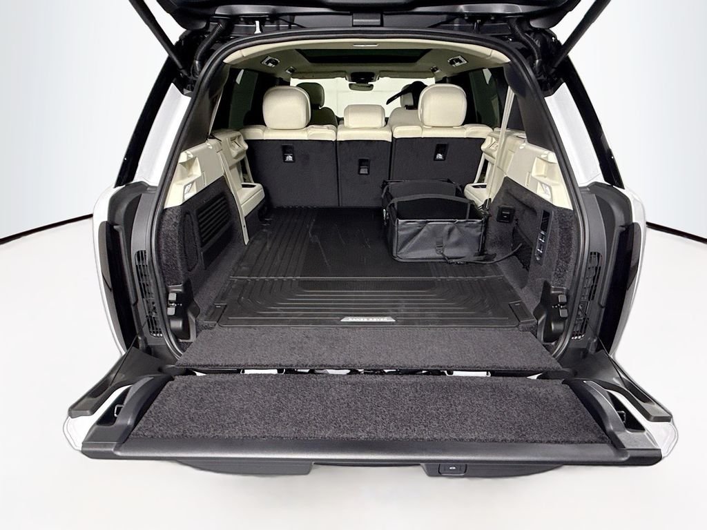 New 2026 Fuji White LAND ROVER SE 7 Seats image 29