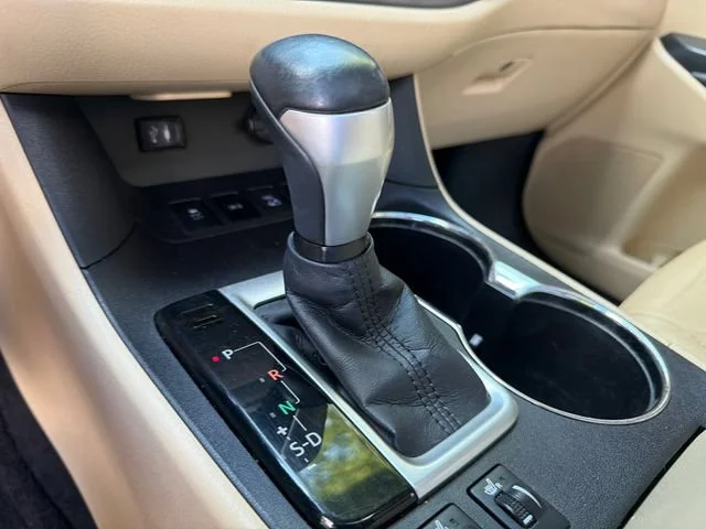 Used 2015 White Toyota XLE V6 image 32