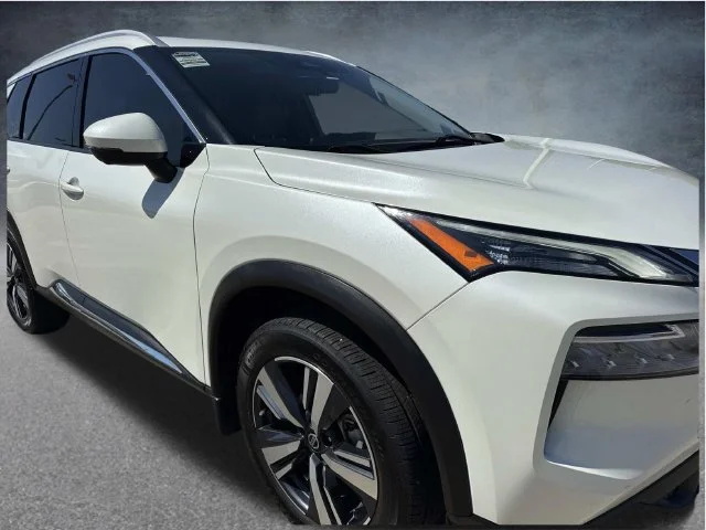 Used 2021 White Nissan SL image 3