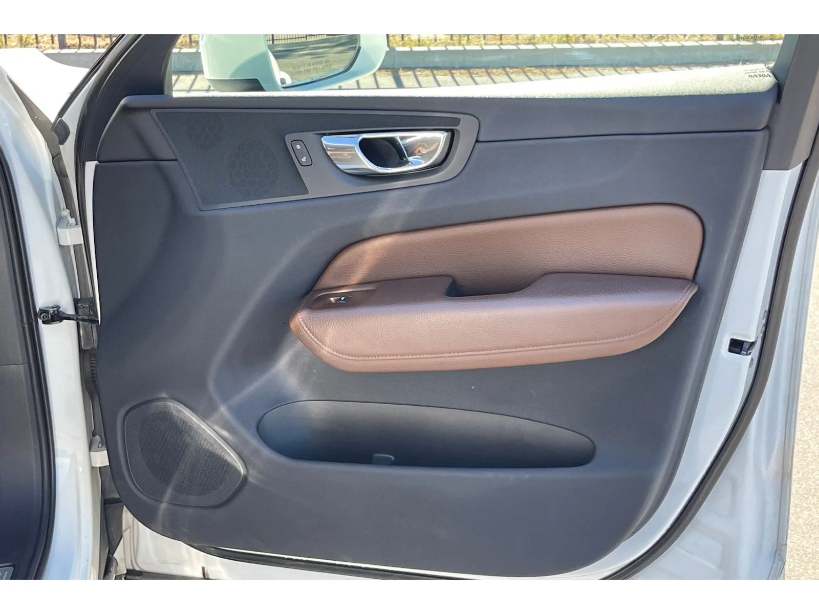 Used 2018 Ice White Volvo Momentum image 22