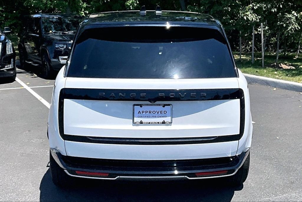Used 2025 White Land Rover SE image 4