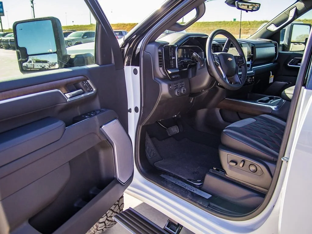 2025 Chevrolet Silverado 3500 HD High Country - Photo 37