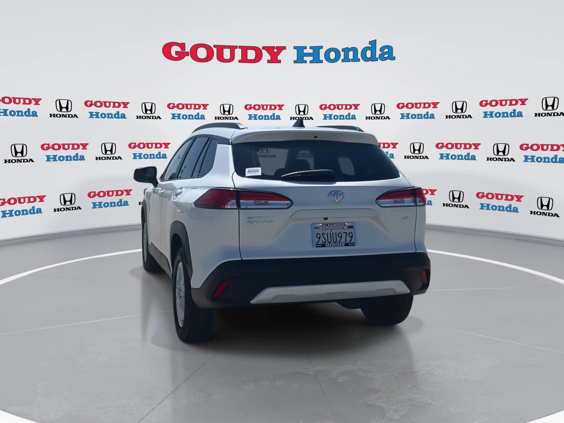 Used 2025 Pearl Toyota LE image 7
