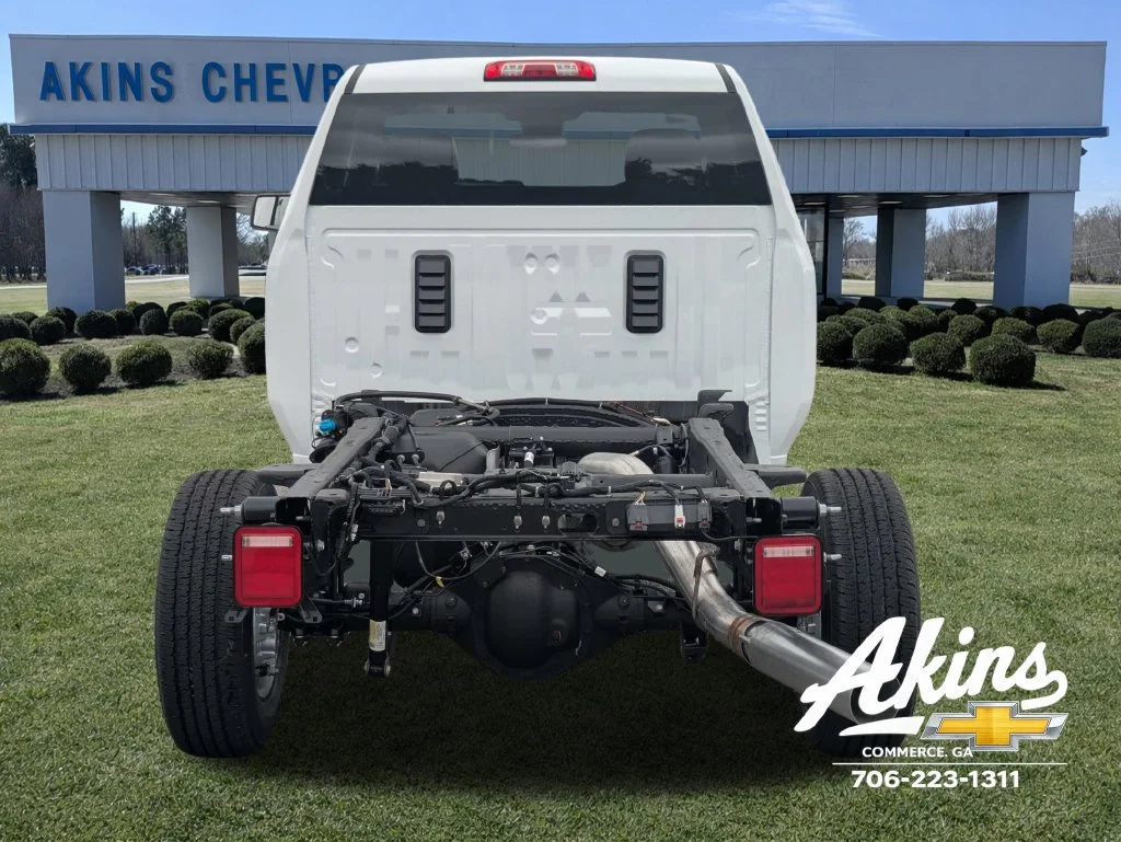 New 2026 Summit White Chevrolet WT image 5