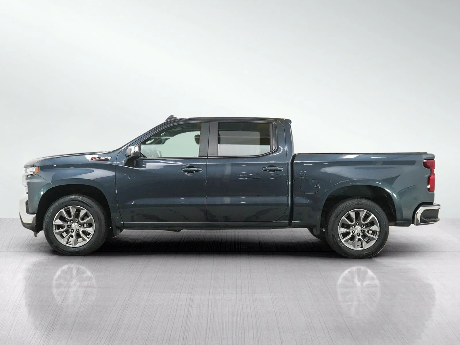 Used 2021 Chevrolet Silverado 1500 LT with VIN 1GCUYDED6MZ303184 for sale in Wayzata, Minnesota