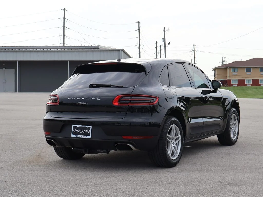 Used 2018  Porsche Base image 7
