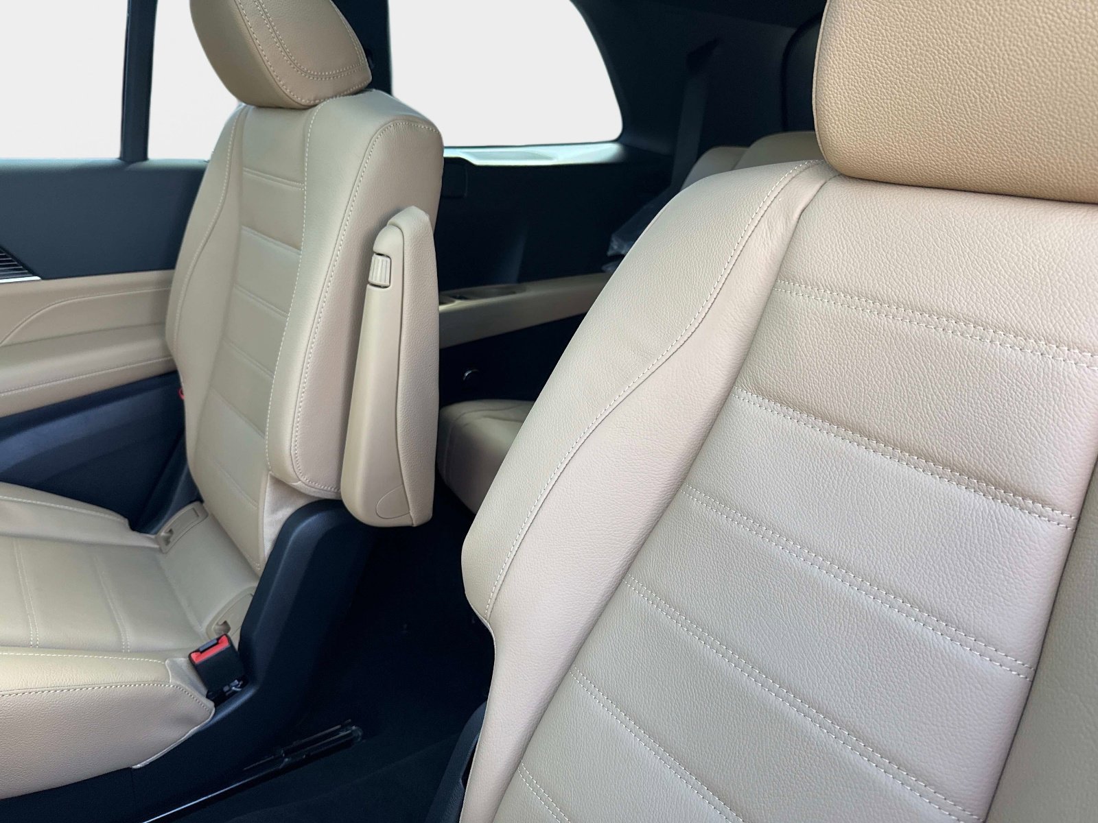 New 2026 Black Mercedes-Benz 450 4MATIC® SUV image 13