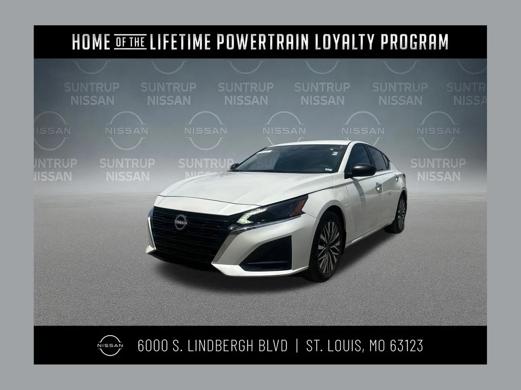 Used 2025 White Nissan 2.5 SV image 1