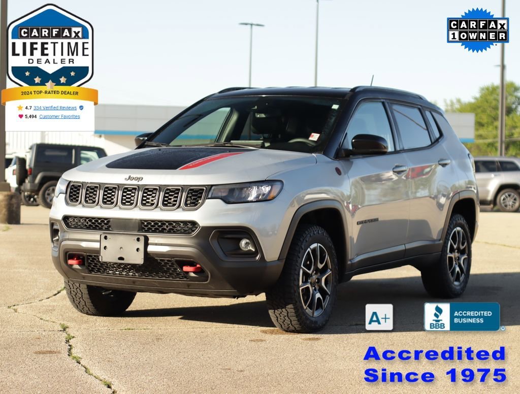 Used 2025 Silver Jeep Trailhawk 4x4 image 3