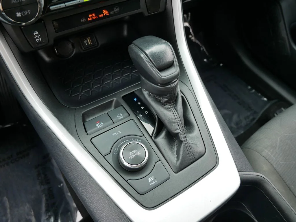 Used 2025 White Toyota XLE image 18