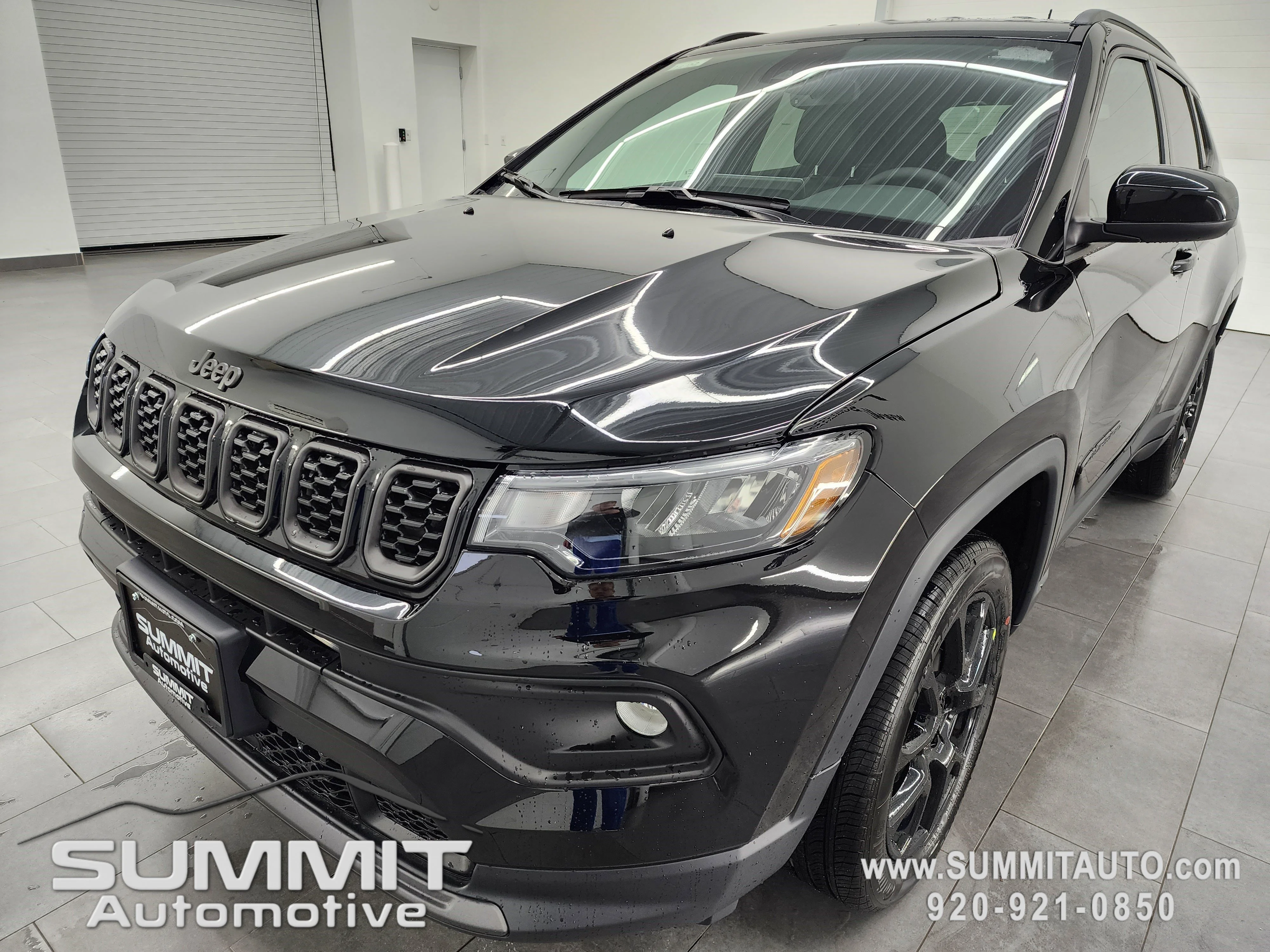 New 2026 Diamond Black Crystal Pearl-Coat Exterior Paint Jeep Latitude image 6
