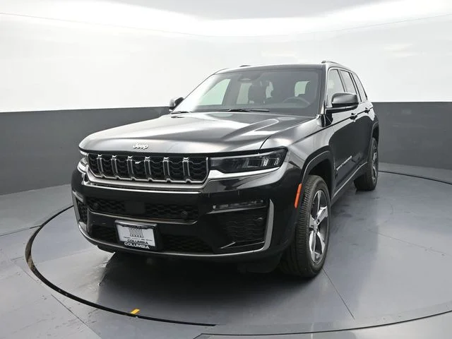 New 2026 Diamond Black Crystal Pearlcoat Jeep Limited image 5