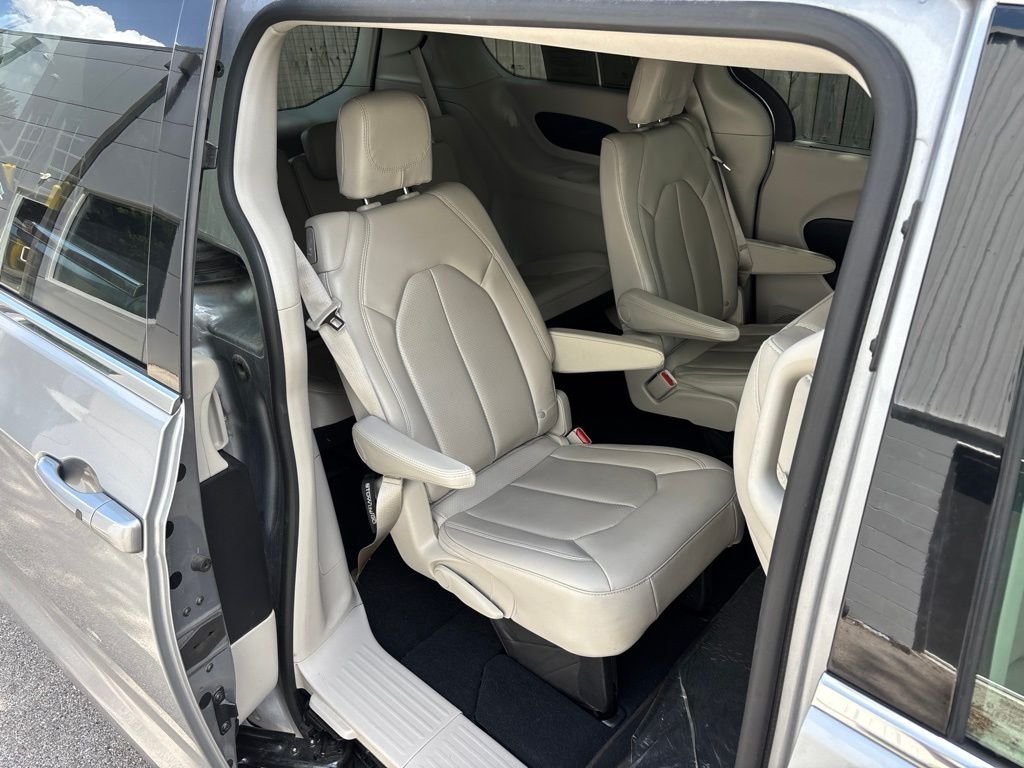 Used 2021 Silver Chrysler LXI image 39