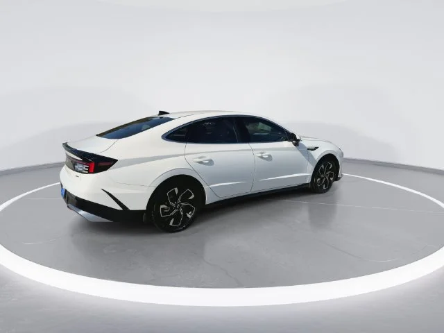 Used 2025 White Hyundai SEL image 8