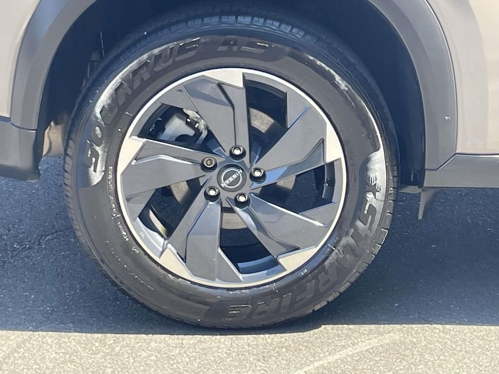 Used 2025  Nissan SV image 7