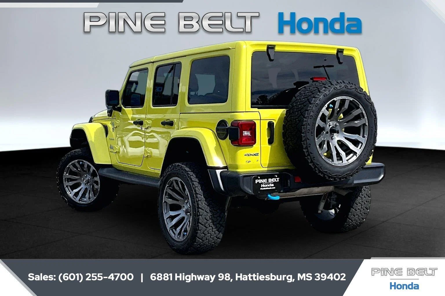 Used 2024 High Velocity Clearcoat Jeep Sahara image 2