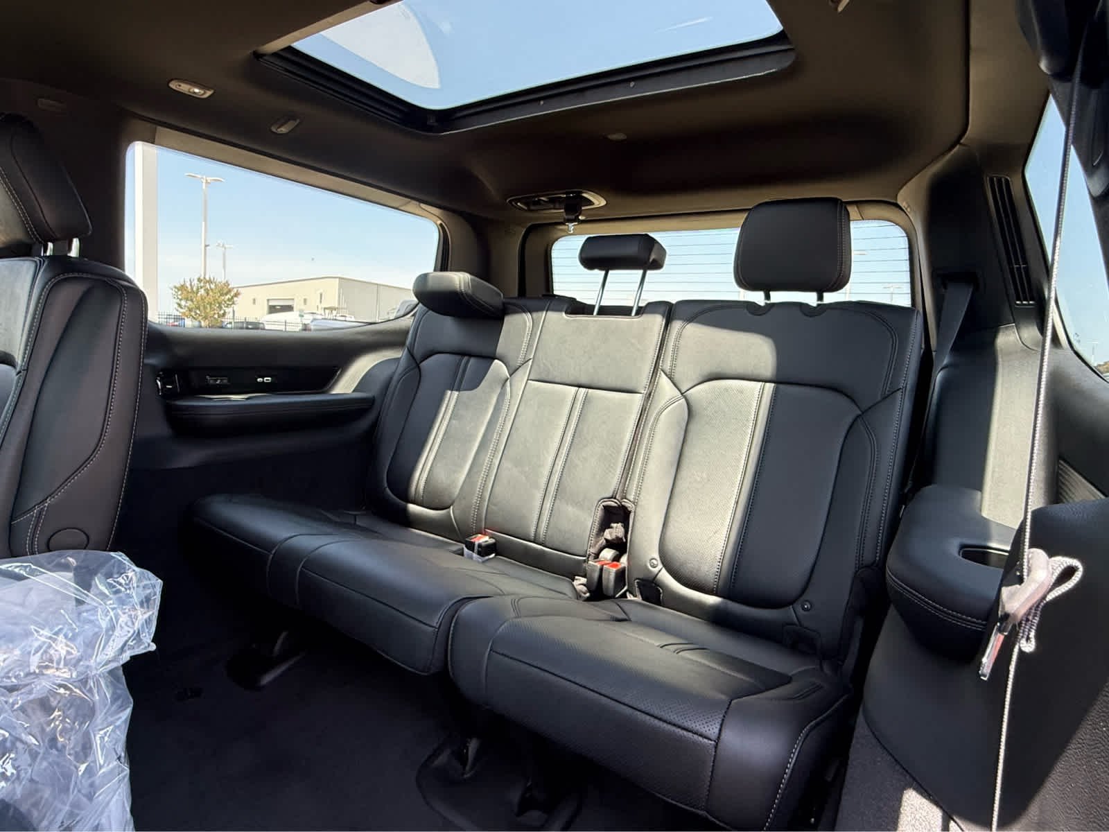 New 2026 Bright White Clear-Coat Exterior Paint Jeep Summit Obsidian image 13
