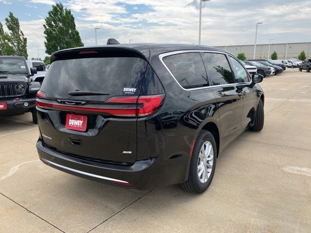 New 2027 Diamond Black Crystal Pearl-Coat Exterior Paint Chrysler Select image 5