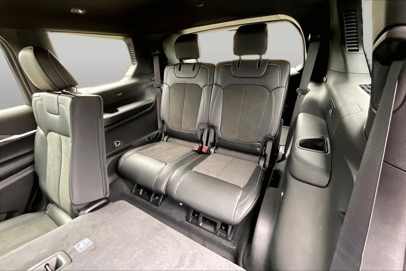 New 2026 Bright White Clear-Coat Exterior Paint Jeep Laredo Altitude image 22